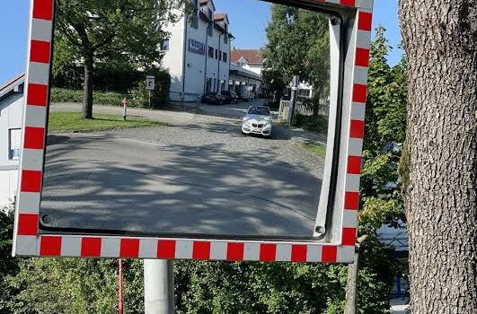 Verkehrsspiegel am ehemaligen Hubertushof