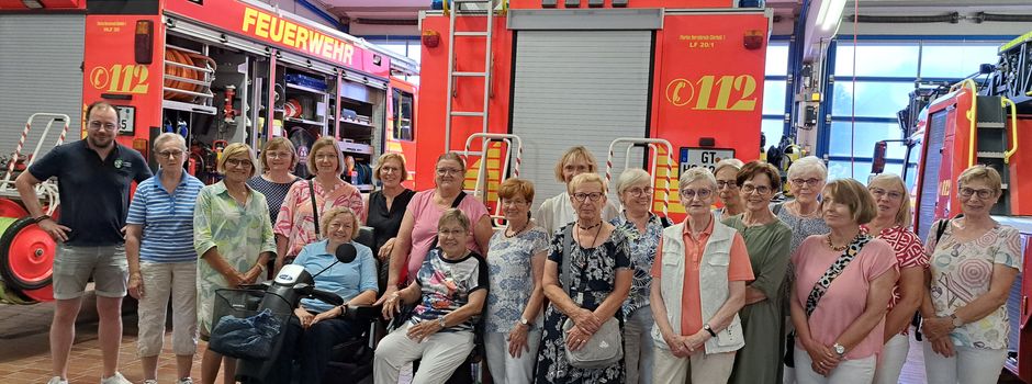 20 Frauen der kfd St. Christina besichtigen Feuerwehr Herzebrock