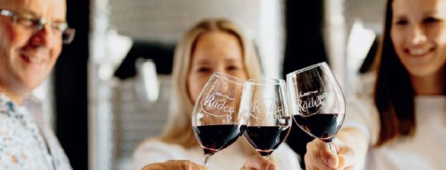 Genuss im Gewölbekeller: Familienweingut Räder lädt zum Adventsmarkt