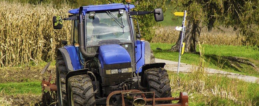 Traktor kippt um – Mann darunter eingeklemmt