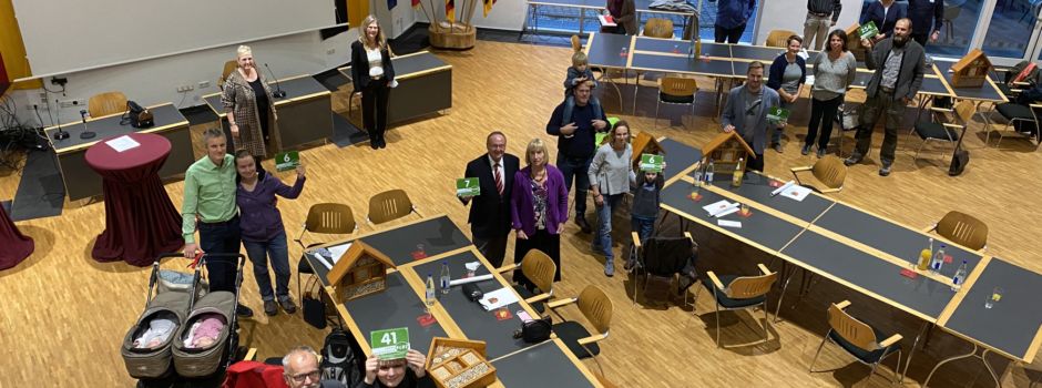 Landrätin Schäfer verleiht die „Grüne Hausnummer PLUS“ an umweltbewusste Haushalte im Kreis Mainz-Bingen