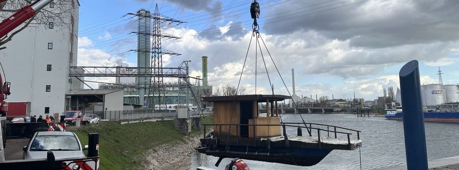 Feuerwehr hebt sinkendes Boot aus Hafenbecken in Mainz