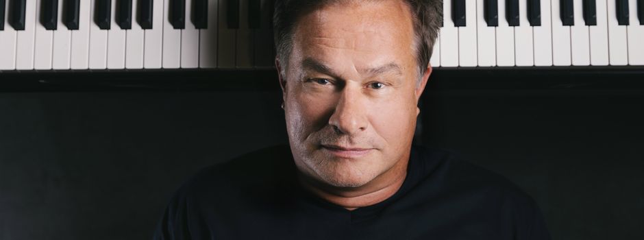 Zynisch und satirisch: Lars Reichow hält Publikum den Spiegel vor