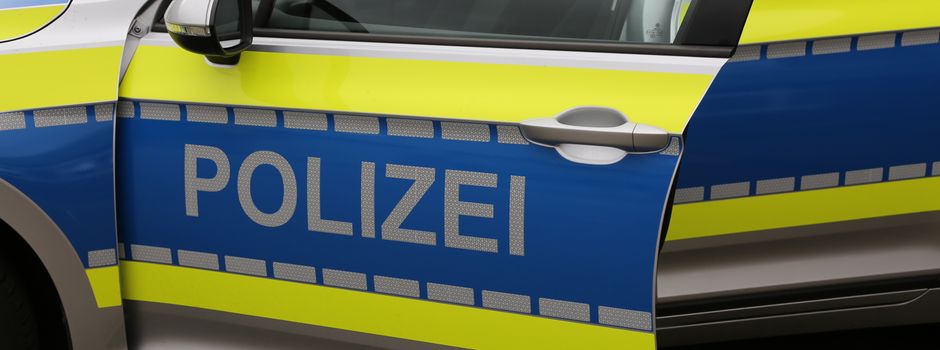 Unbekannte schlagen Scheibe ein