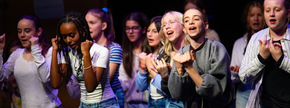 Von KI bis Leistungsdruck: Wiesbadener Schüler machen Theater