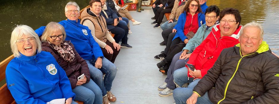 Wanderfreunde statt auf Schusters Rappen auf einer Plätte unterwegs