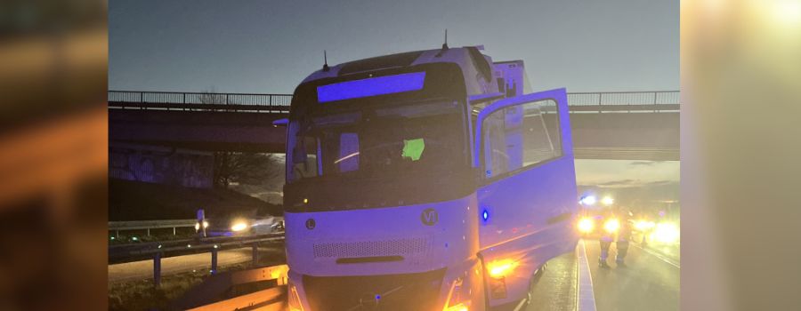 Sattelzug beschädigt 80 Meter Leitplanke auf A66 bei Wiesbaden