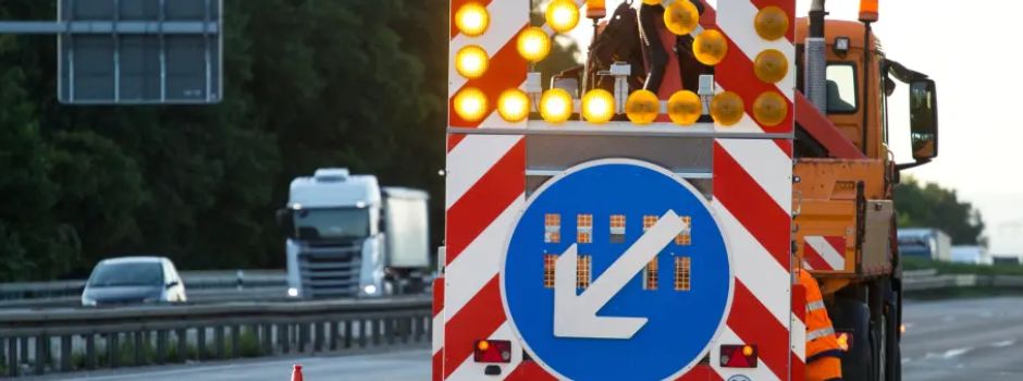 Stau auf der B9: Reinigungsarbeiten legen Koblenz lahm