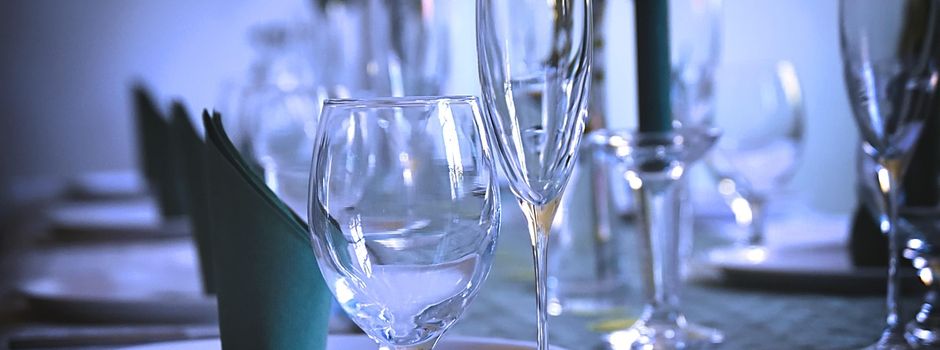 Überbackenes Hähnchenbrustfilet mit Quetschkartoffeln und Salat.