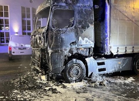Stichflamme aus dem Motorraum