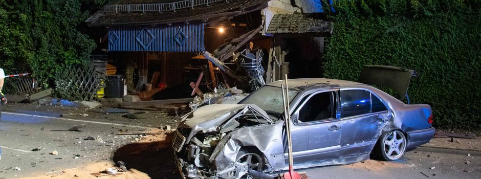 Auto kracht in Carport: Fahrer (21) in Wiesbaden schwer verletzt