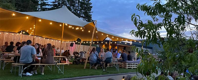Afterwork im Weingut Deiß: Sundowner lädt zur „Forever Young Edition“