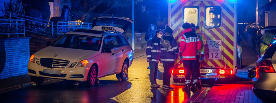 Fußgängerin von Taxi überrollt und tödlich verletzt