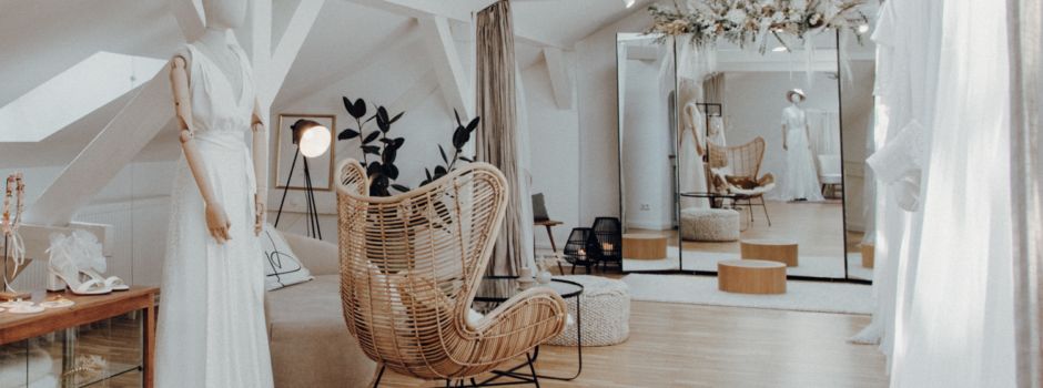 Moderne Brautmode in einer alten Kaserne – selten sind Gegensätze so attraktiv