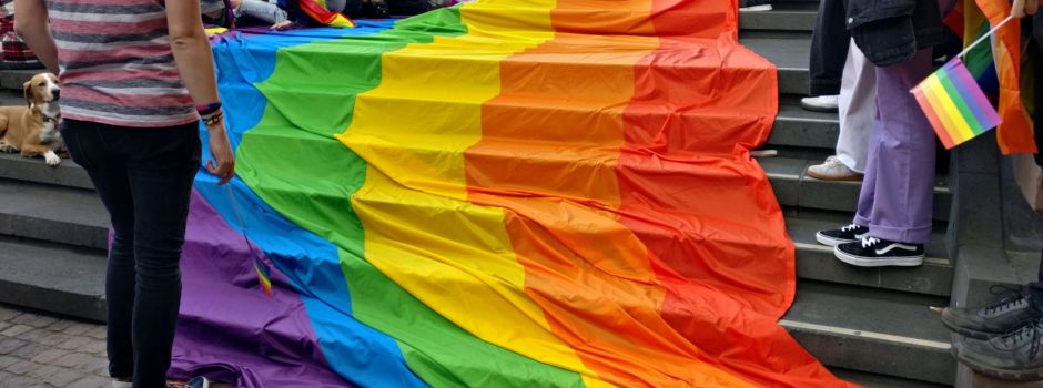 Angriff beim CSD in Wiesbaden: Mann schlägt Demo-Teilnehmerin ins Gesicht