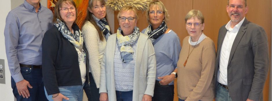 Landfrauen überreichen zwei Erntekronen im Rathaus