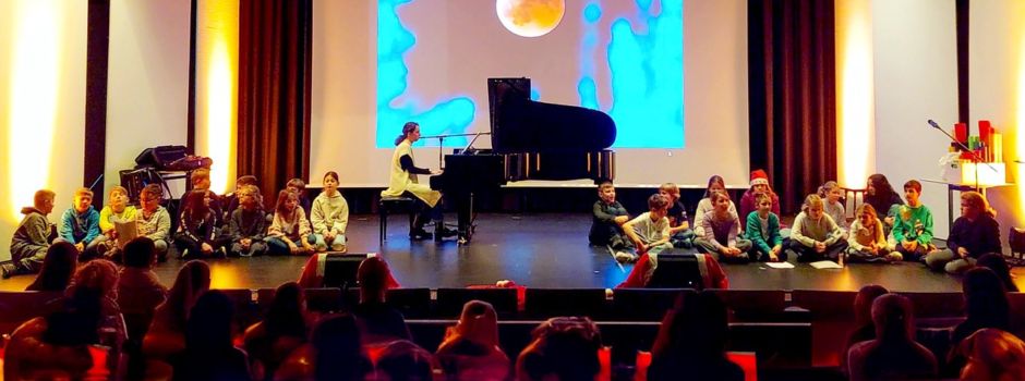 Brillante Adventsmusik im Einstein-Gymnasium viel bejubelt: Junge Einsteiner beeindrucken