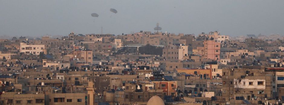 USA werfen Lebensmittel über dem Gazastreifen ab