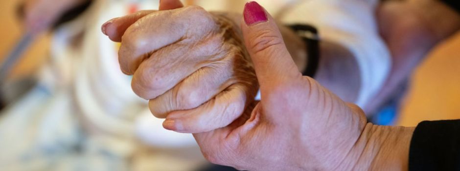 Pflege im Heim noch teurer - Druck für Reform