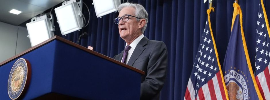 Fed hält Leitzins stabil und senkt Wachstumsprognose