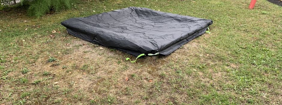 Neue Abdeckung für den Sandkasten – Schutz für sauberes Spielen