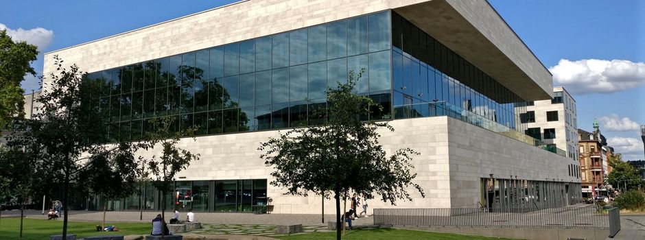 Wiesbadenerin gegen ihren Willen geküsst