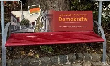 Zusammen für die Demokratie: Elfriede Hexemer stiftet Bank für den Niersteiner Marktplatz