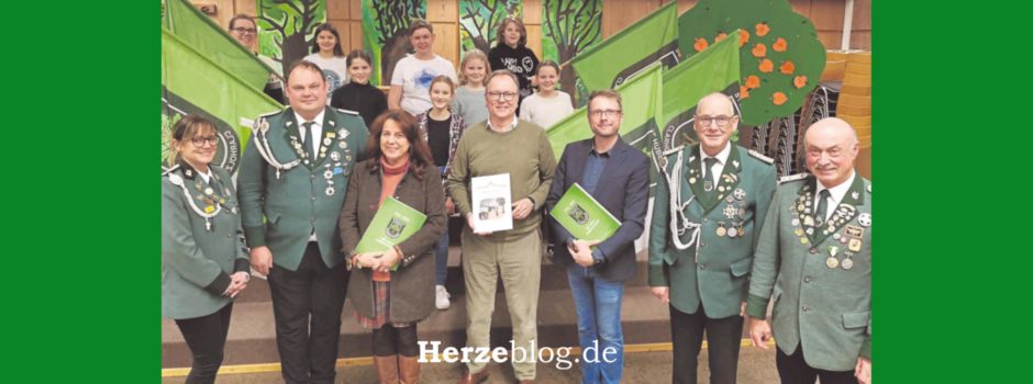 Kulturelles Erbe: Schützenbruderschaft überreicht Jubiläumsschrift an Schulen und Vereine