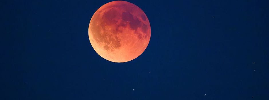 Rötliche Scheibe: Totale Mondfinsternis über Deutschland