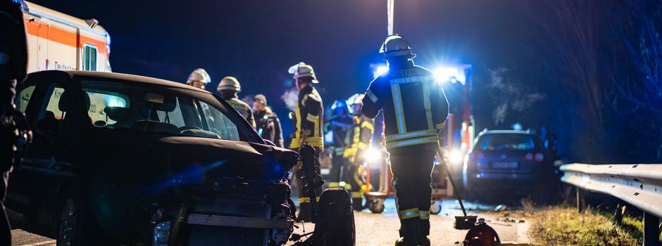 Frontalcrash zwischen zwei Pkw – Bundesstraße voll gesperrt