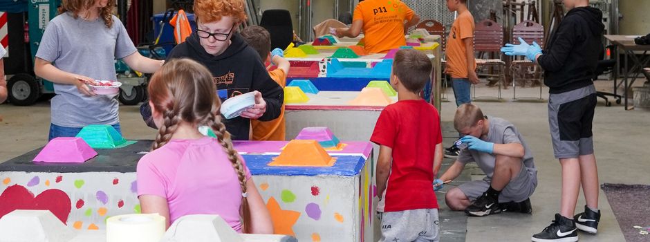 Bunt statt grau: Kinder verwandeln Betonquader in Kunstwerke