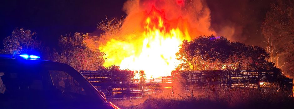 Gartenlauben in Flammen