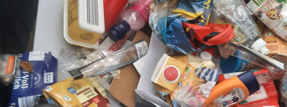 Gelber Sack im Papiercontainer