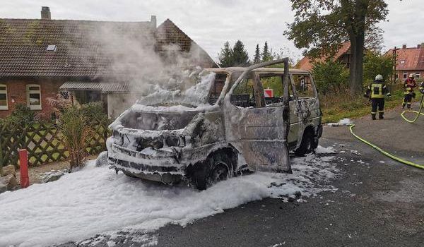 Kleinbus ausgebrannt, Essen angebrannt