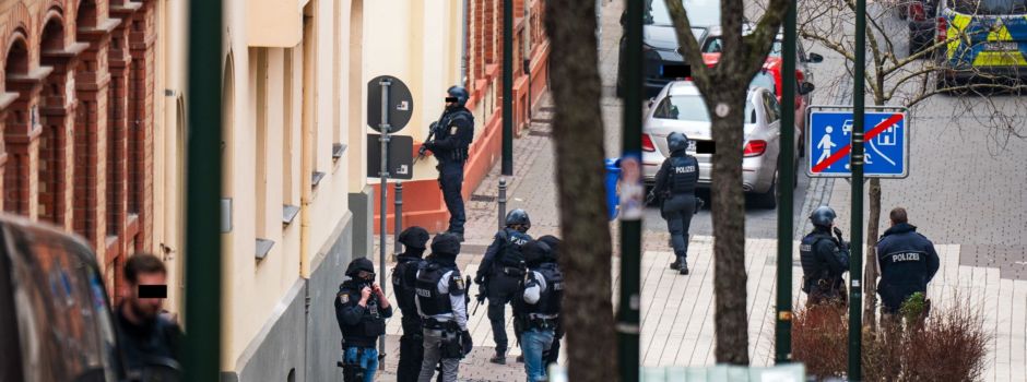 Frau bedroht Nachbarin in Wiesbaden mit Waffe – SEK-Einsatz am Römerberg