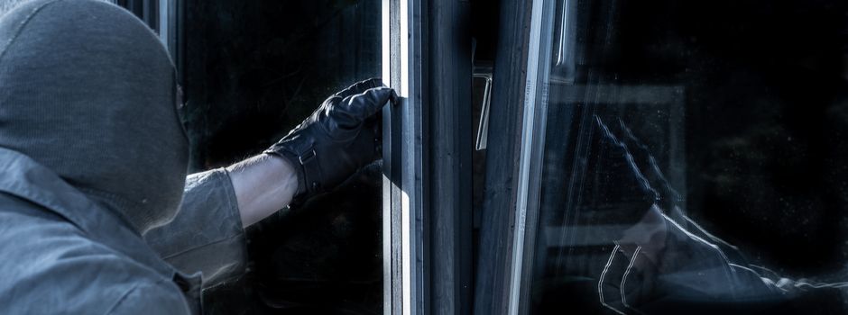 Einbrecher hebeln Fenster auf