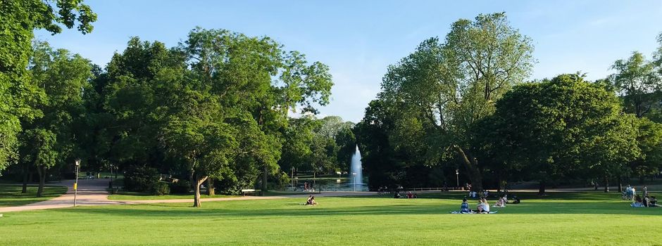Polizei leuchtet Warmen Damm nachts aus