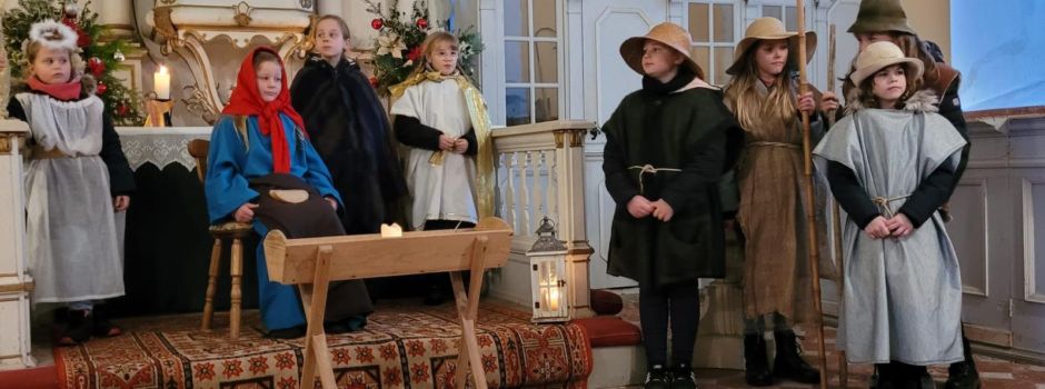 Volles Haus beim Krippenspiel und Andrang auf dem Adventsmarkt