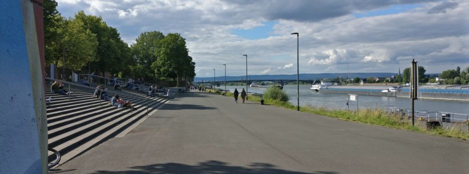 Neue Bühne direkt am Rhein