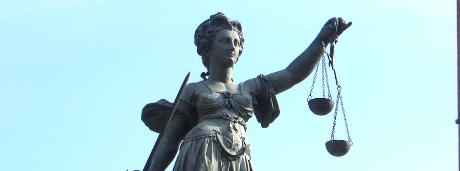 Zwei Männer erpressen und quälen Opfer zwei Tage lang