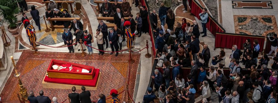 Weitere Planungen für Papst-Begräbnis - Zigtausende am Sarg
