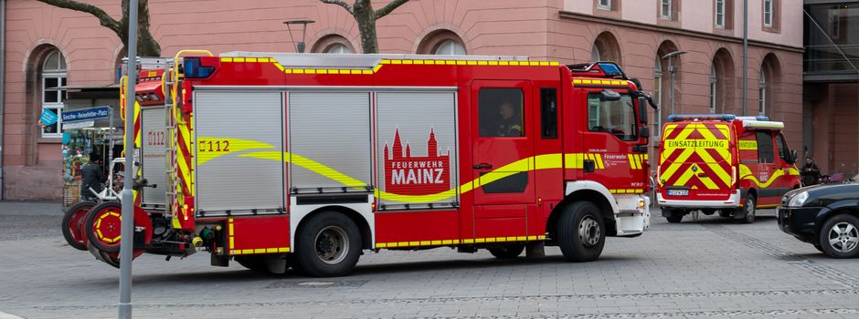 Rettungseinsatz am Staatstheater Mainz: Person stürzt in Tiefe
