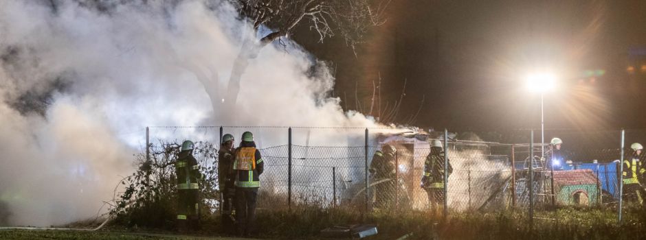 Gartenhütte steht vollständig in Flammen