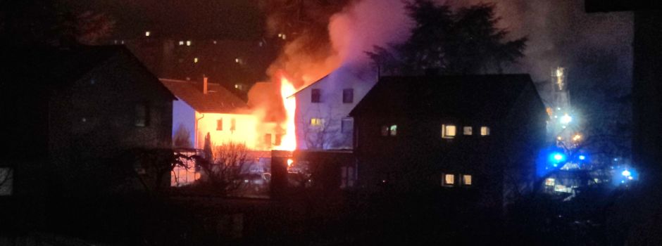 Feuerwehr-Großeinsatz: Frau stirbt bei Brand