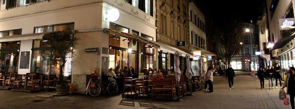 Frau schlägt und tritt auf Mann mit Messer ein