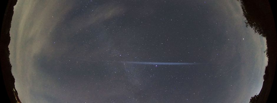 Seltsamer Lichtstreifen am Nachthimmel