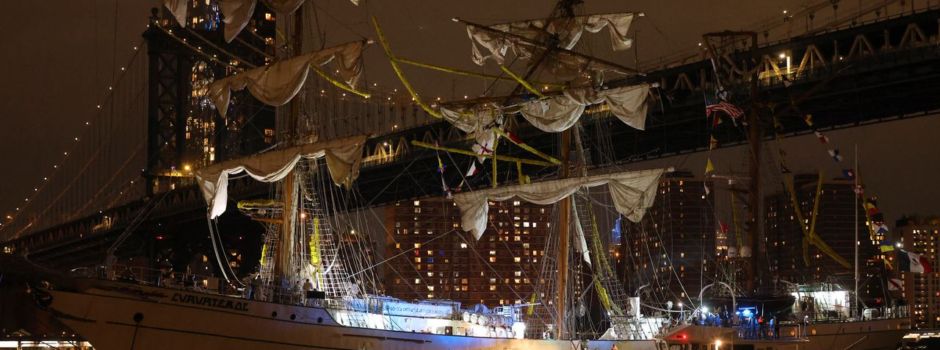 Segelschiff prallt gegen Brooklyn Bridge - Zwei Tote