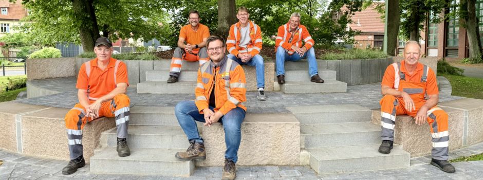 Acht große Sandsteine, 80 Granitstelen und „motivierte Männer in Orange“