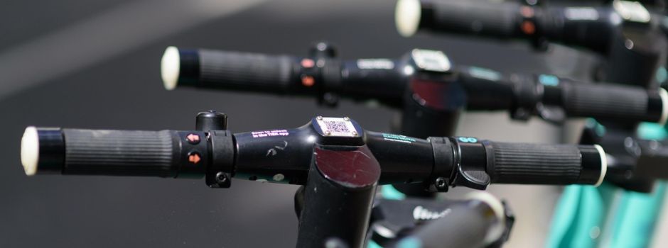 Unfall in Koblenz: Zwei Mädchen auf E-Scooter gesucht