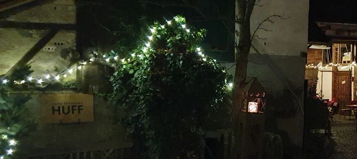 Festliche Weinprobe in Schwabsburg: Weingut Huff lädt zu „Advent & Wein“